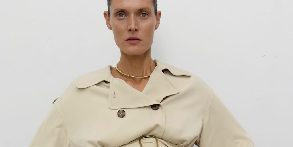 Ide për Veshje të Dimrit në Zyrë që Kombjellin Stil dhe Profesionalizëm