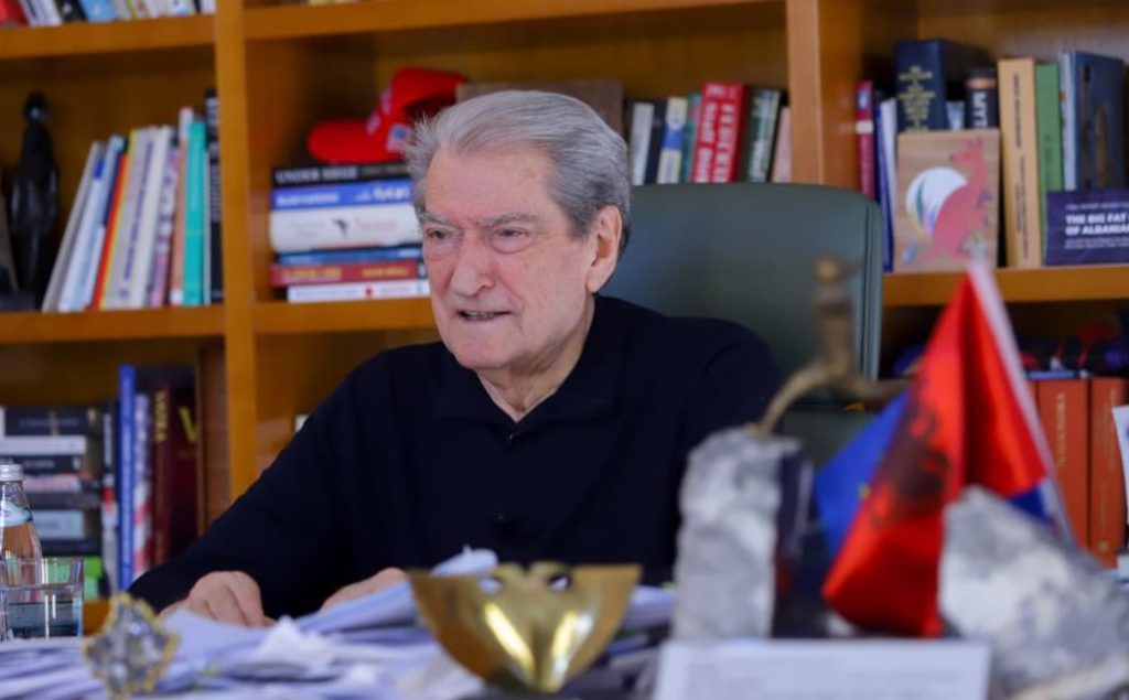 Berisha  Uragani i protestës trembi qeverinë  Policia e nisi dhunën  goditi zyrtarët e PD