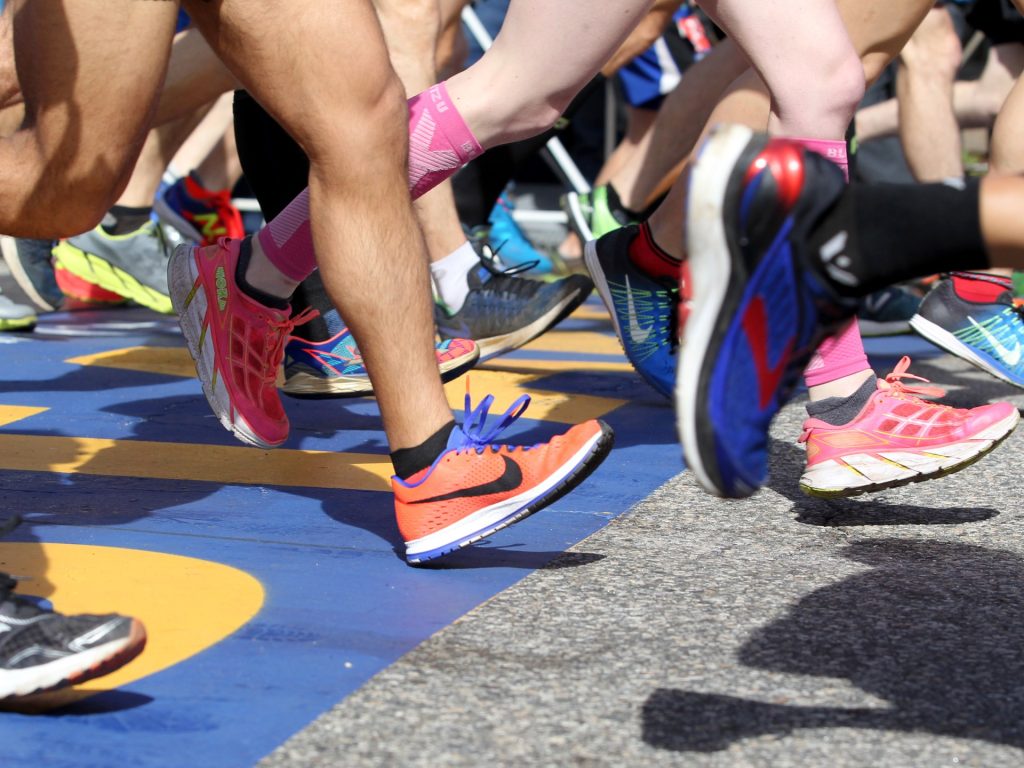 Dy burra u kapën duke garuar si gra në një maratonë prestigjioze në Afrikën e Jugut