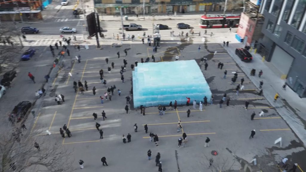 Skulptura prej akulli e reperit Drake në Toronto u çmontua për arsye sigurie