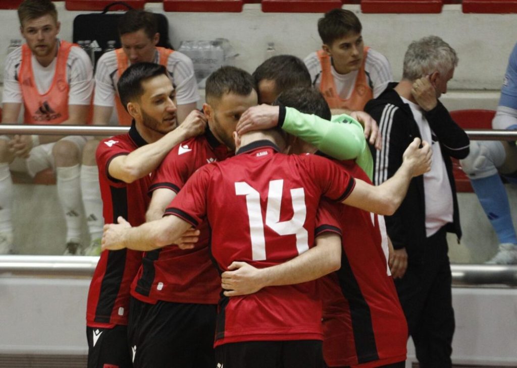 Kupa e Botës në Futsall  Shqipëria e mbyll në vendin e dytë në Grupin E dhe kualifikohet në raundin kryesor