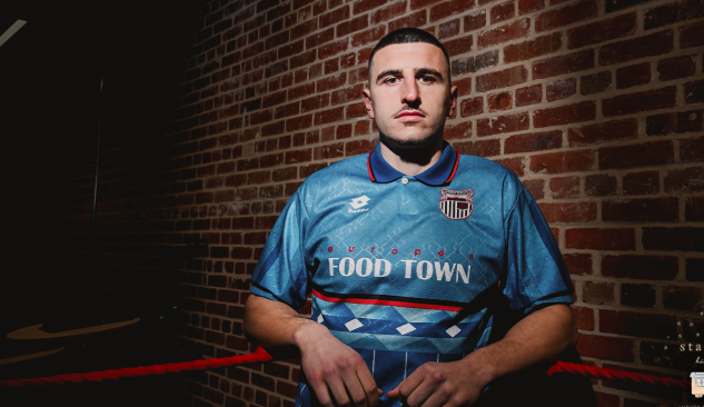 VIDEO  Supergol nga mbrojtësi i Kombëtares në Angli  Maldini Kacurri feston realizimin e parë si profesionist