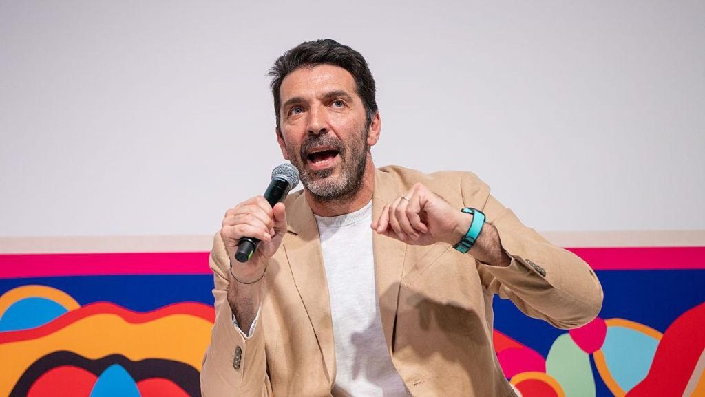  3 arsyet e dështimit dhe rënies së axurrëve   Buffon  Italia jashtë prej 3 botërorësh  Më e lehtë të shikosh 1000 alienë