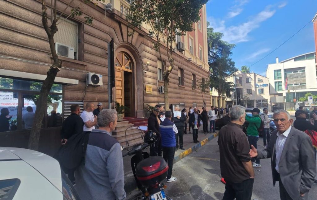 Protestë jashtë derës së Kushtetueses  Drejtësi për masakrën e Peshkëpisë