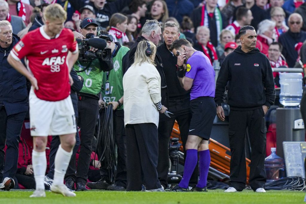 Ndodh në Kupën e Holandës  gjyqtari Makkelie përgjigjet në celular gjatë finales