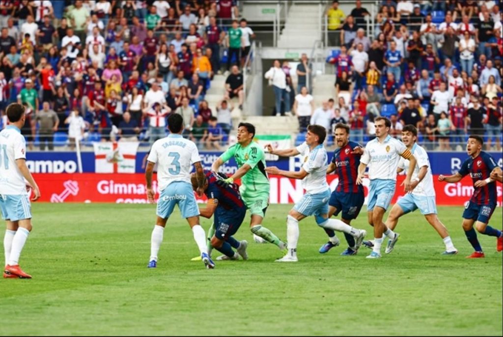  Ring boksi   portieri i Zaragozës humb kontrollin  godet me grusht kundërshtarin