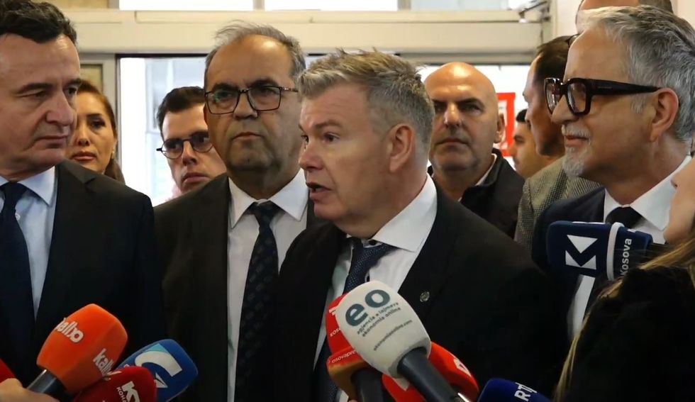 Ambasadori i Luksemburgut irritohet nga pyetjet politike  Sot është koha për respekt ndaj stafit shëndetësor