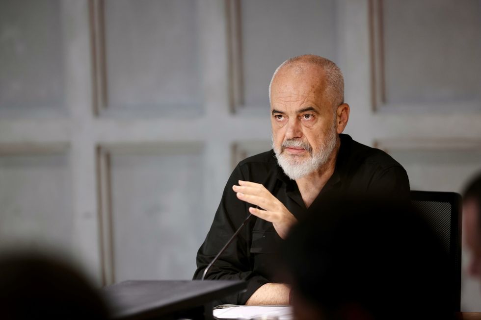 Rama pas vdekjes së Qosjes  Lamtumirë shqiptar i mirë