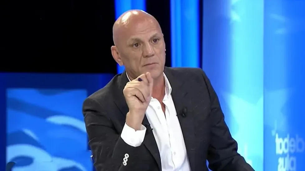 Geci me gjuhë vulgare fyen PDK në dhe LVV në  përmend Thaçin e Kurtin