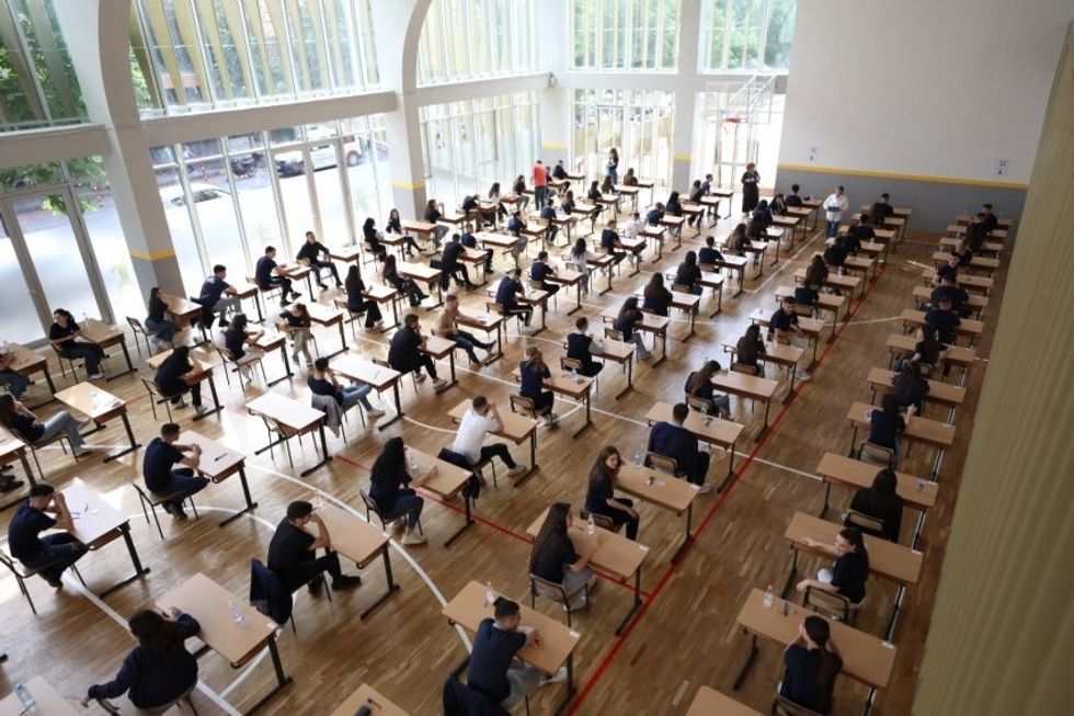 Deri 20 mijë euro gjobë për ata që  ndihmojnë  nxënësit të kopjojnë në testin e maturës shtetërore