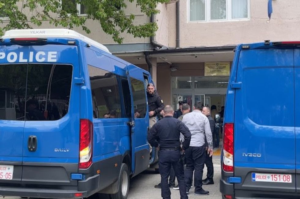 U arrestuan për bixhoz e skema piramidale  19 të dyshuarit paraqiten në gjykatë