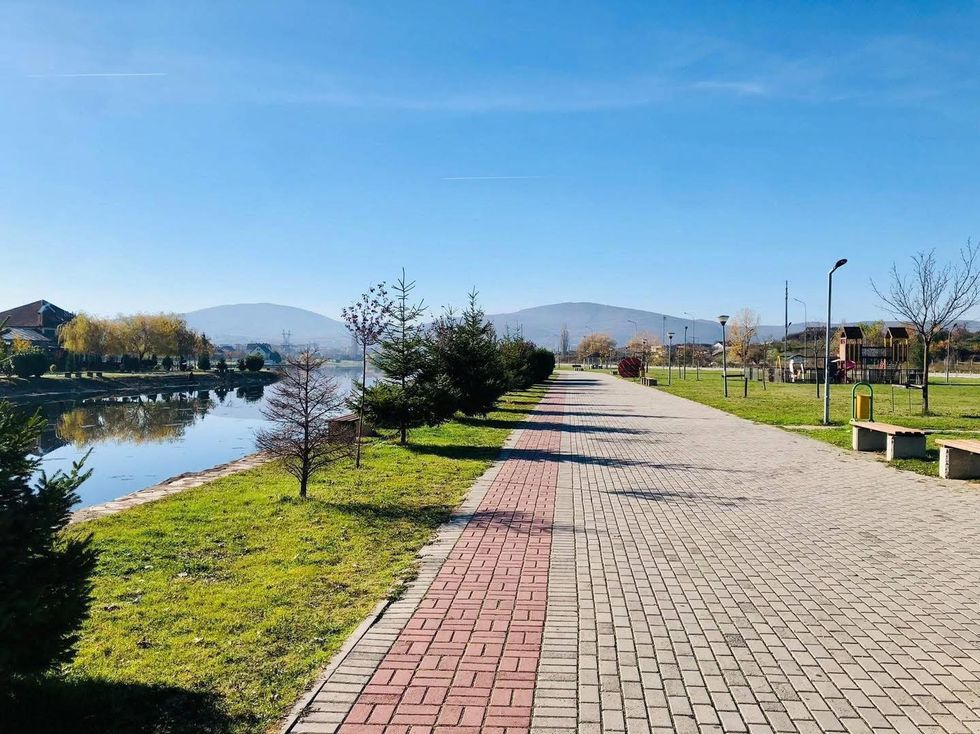 Shpëtohet fëmija që ra në Liqenin Akumulues  qytetari lëndoi dorën gjatë ndërhyrjes