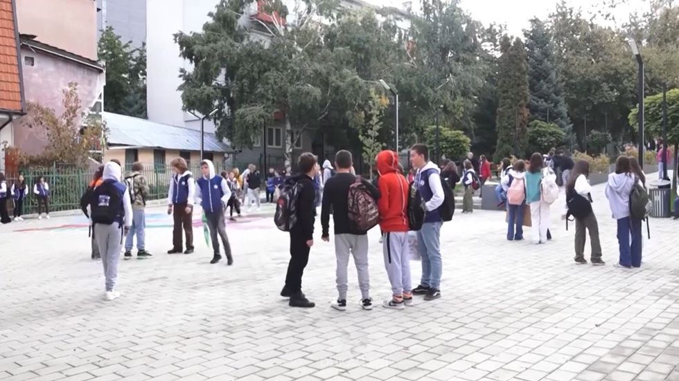 Rreth 4 milionë mungesa të nxënësve në shkollat e Kosovës  ministri Çeku ka një zgjidhje