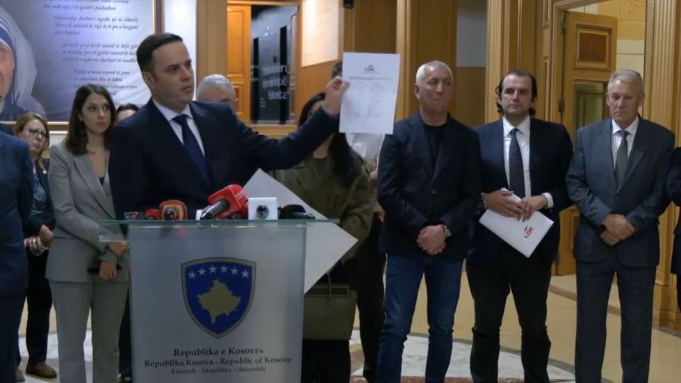 Abdixhiku prezanton 15 nënshkrimet e LDK së për Vjosa Osmanin