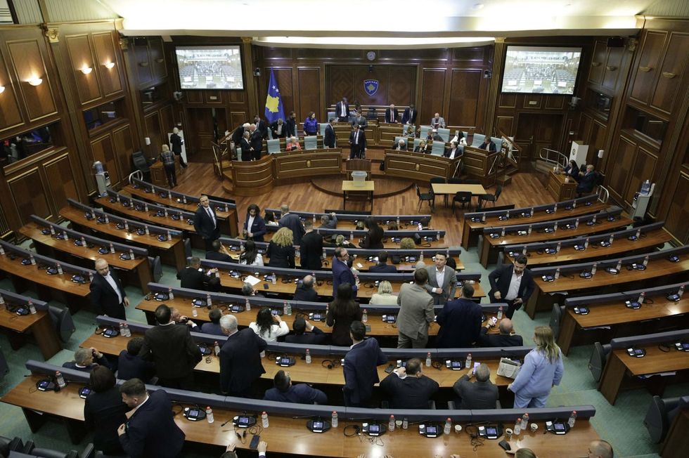 Seanca për Presidentin shtyhet në ora 23 00