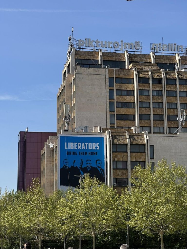  Çlirimtarët   sillini në shtëpi    poster i madh shfaqet në kryeqytet me portretet e ish krerëve të UÇK së