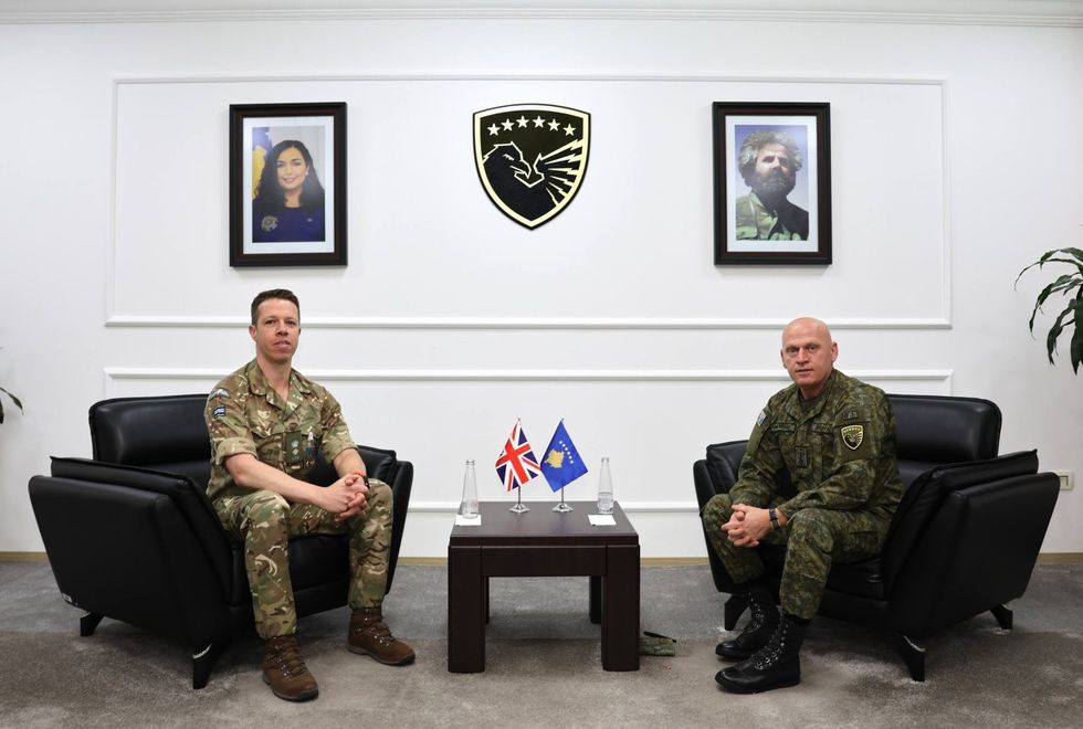 Takim lamtumirës në FSK  Gjeneral Jashari pret atasheun britanik të mbrojtjes në Kosovë