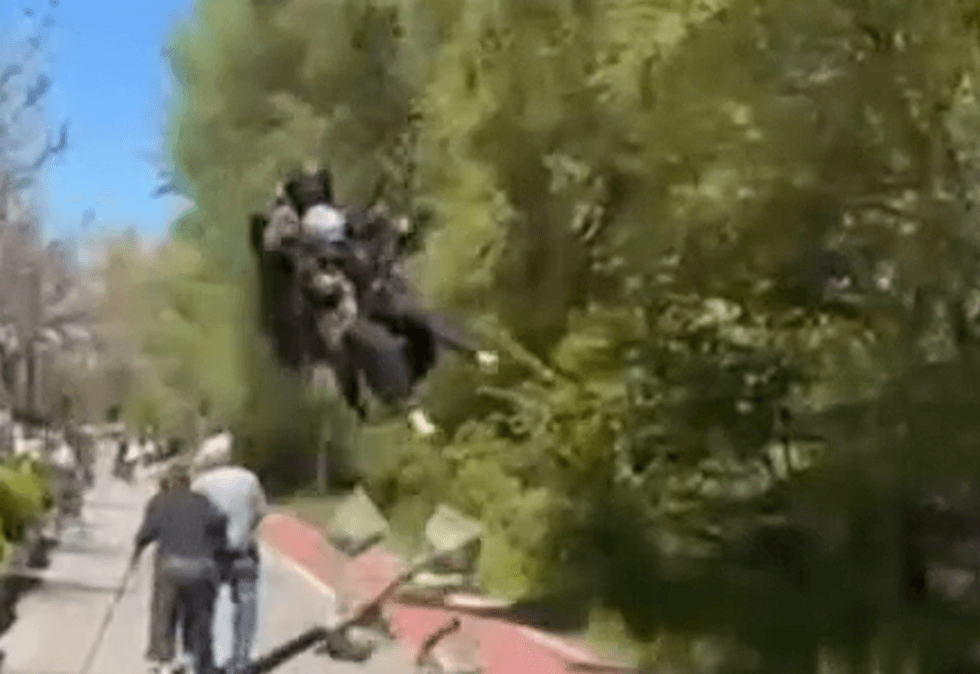 Parashutisti rrezikon këmbësorët në Ohër  për pak godet nënën me fëmijën