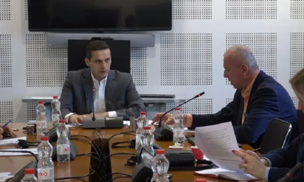 Vendimi i Qeverisë për komisionin e jurisprudencës përplasë pozitën dhe opozitën