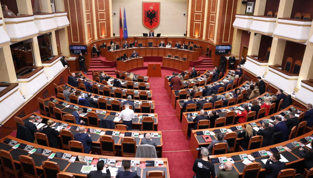 Kuvendi në seancë plenare  Nga interpelancat me Nufin  Kumbaron dhe Salën  te paketa e ligjeve për shërbimet dhe arsimin