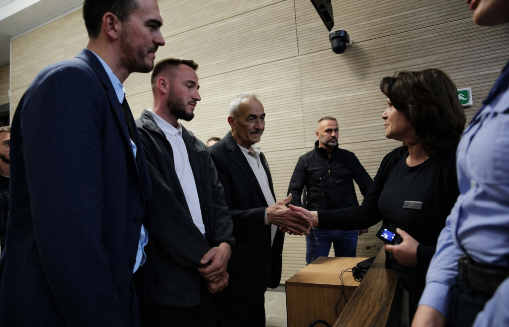 Brenda sallës së gjyqit   pamje nga momenti i shpalljes së dënimit për vrasjen e Liridona Ademajt