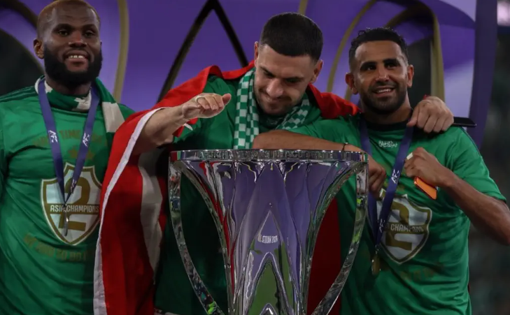 Nga një Rolex për të gjithë  Mahrez surprizon skuadrën e Al Ahli