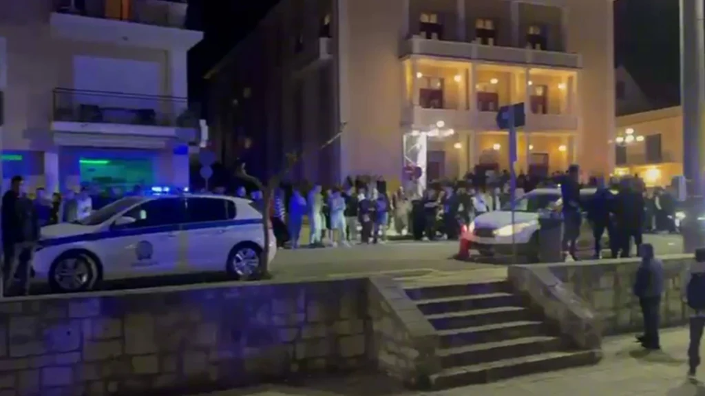 Vdekja e 19 vjeçares shqiptare  dhjetëra persona jashtë gjykatës në Kefalonia  Lihen në paraburgim 3 të pandehurit