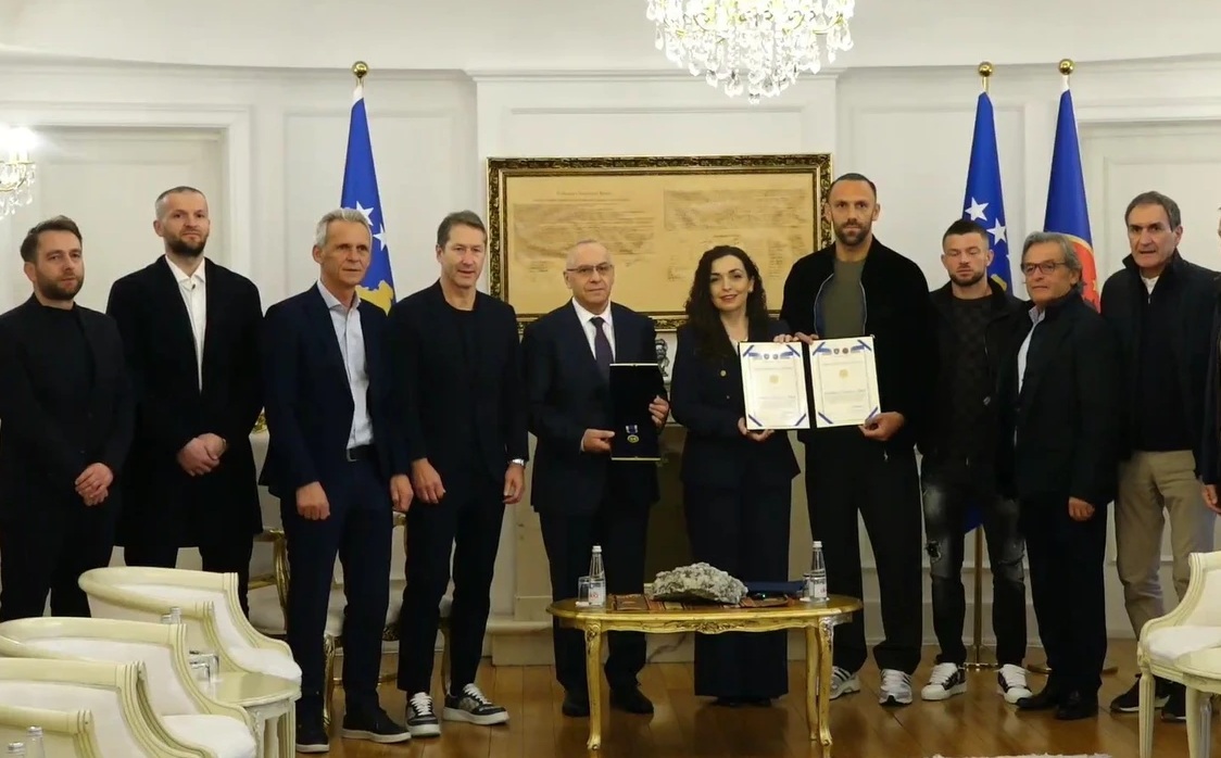 Presidentja Osmani dekoron ekipin kombëtar të Kosovës me Medaljen Presidenciale të Meritave