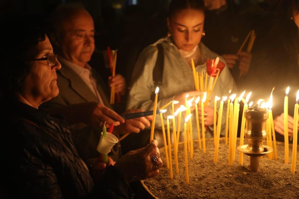 Gazeta 24 ore com u uron të gjithë besimtarëve ortodoksë  Gëzuar Pashkët  Krishti u Ngjall 