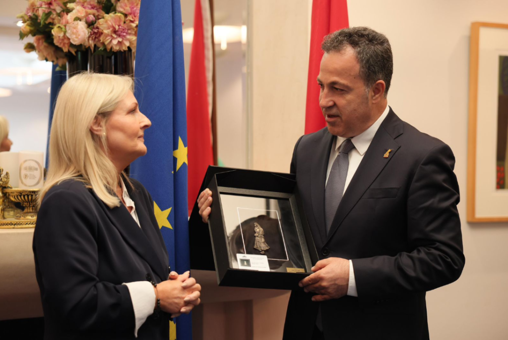 Peleshi vizitë zyrtare në Irlandë  takohet me homologen Murphy  Mbështetje e fuqishme për anëtarësimin e Shqipërisë në BE