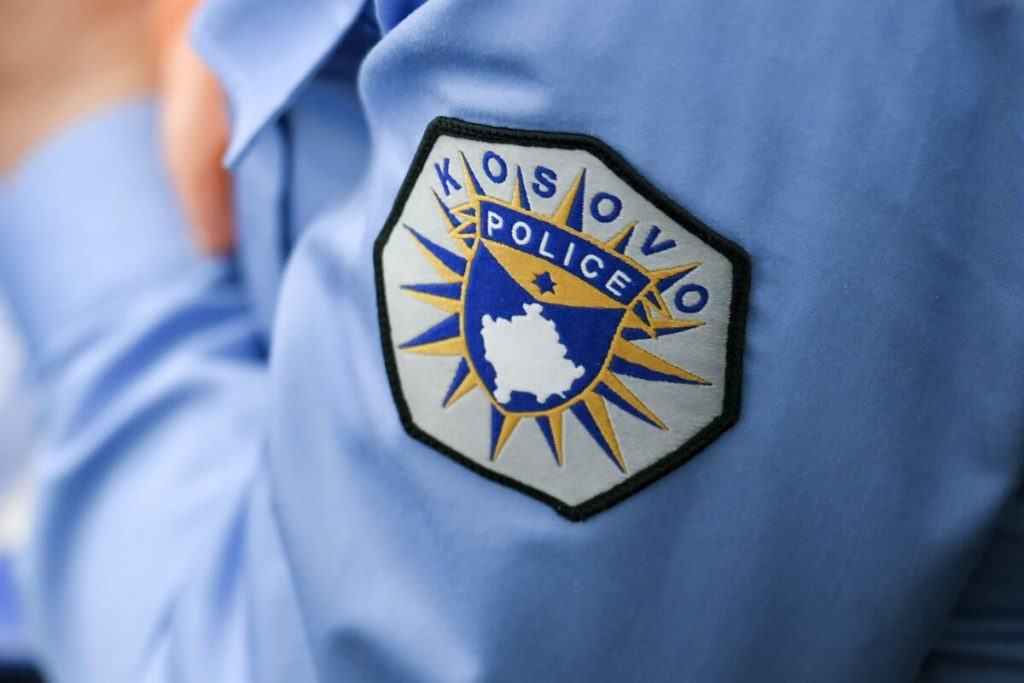 Blutë ndalojnë 4 rumunë  Tentuan të fusnin në Kosovë  mbi 120 mijë euro të fshehura në automjet  EMRAT 