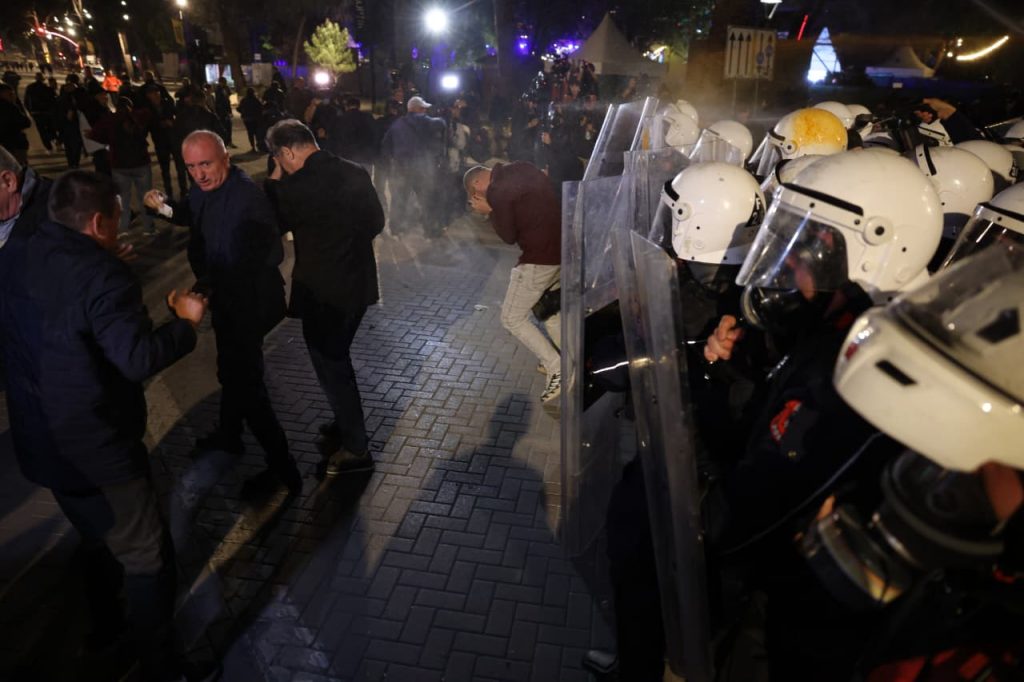 Rreth 3 orë protestë  opozita kërkon dorëheqjen e Ramës