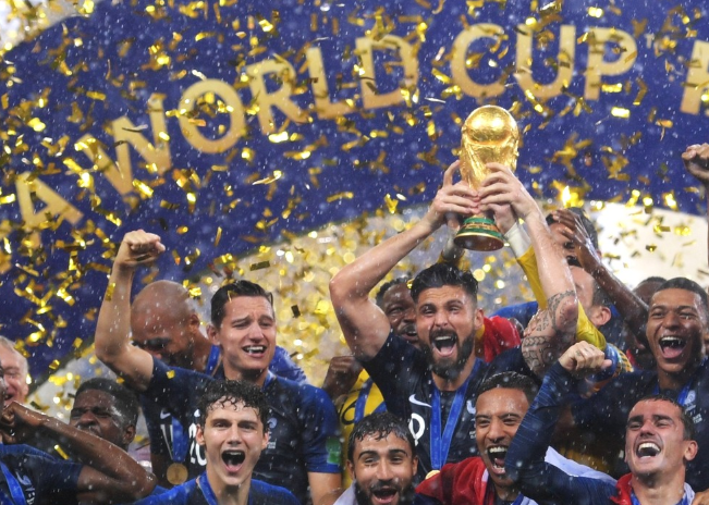 Vështrim mbi finalet e Botëroreve të Futbollit  1930 2026   Botërori i Futbollit për herë të parë në Rusi  por  Careshë  kurorëzohet Franca