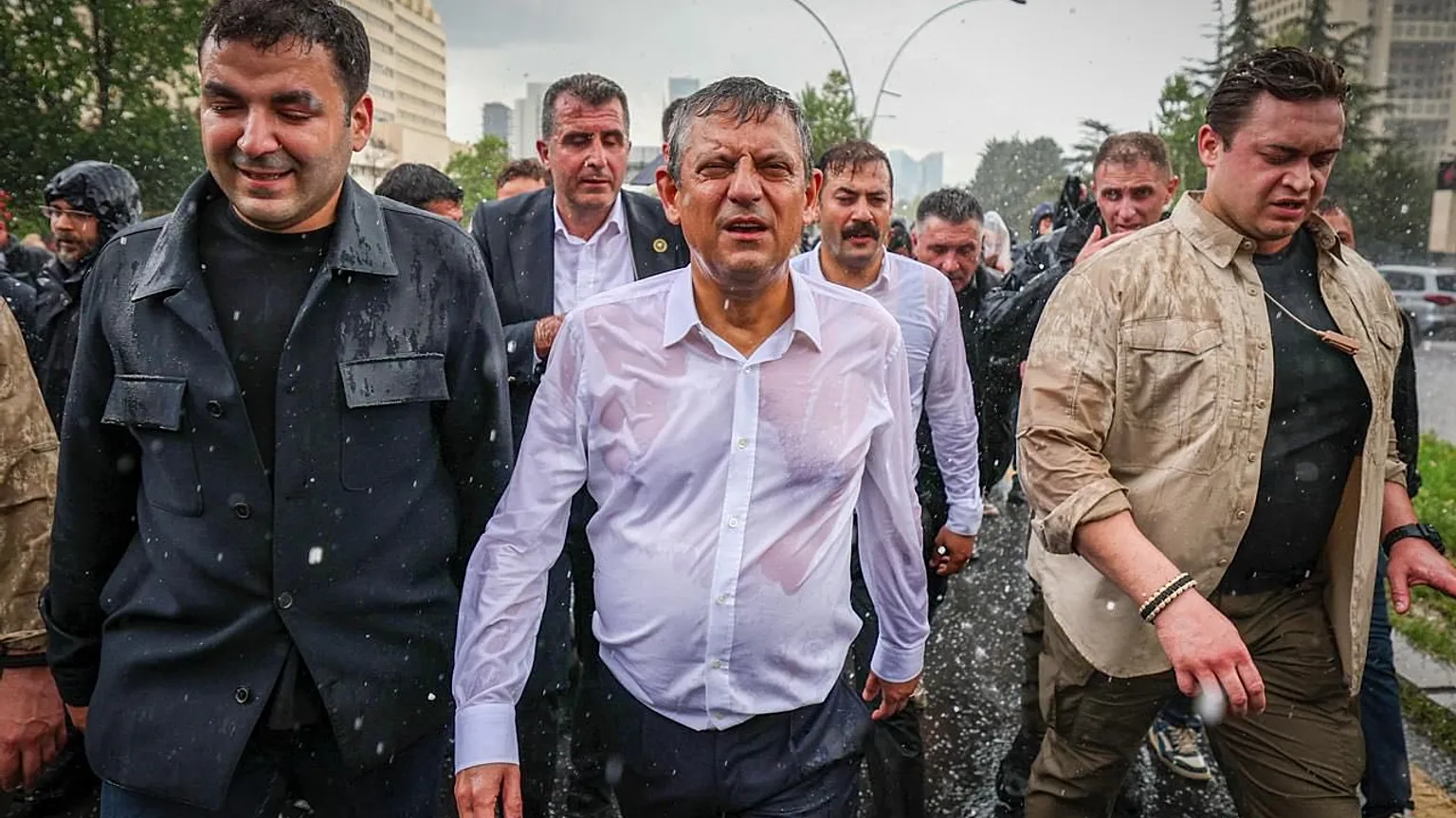 Nën gazin lotsjellës opozita turke gjen një yll të ri  Del në skenë Ozgur Ozel  kush është rivali i ri i Erdoganit