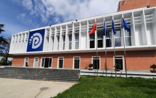në PD,