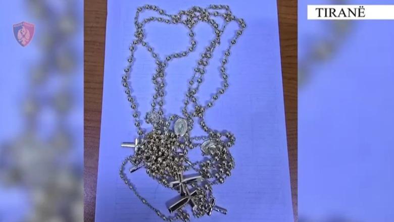 Arrestohet 17 vjeçari për vjedhjen e varëse floriri me vlerë 12 000 euro në Tiranë