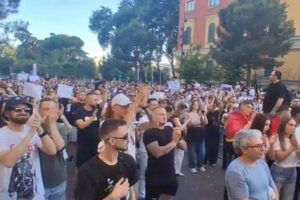 në Tiranë