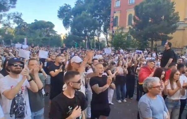 në Tiranë