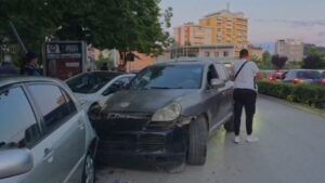 Aksident në qendër të Fierit  drejtuesi i një  Porsche  përplas dy mjete të parkuara dhe tenton të largohet