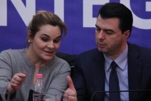 denigruese ndaj meje dhe familjes