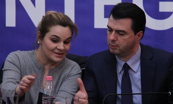 denigruese ndaj meje dhe familjes