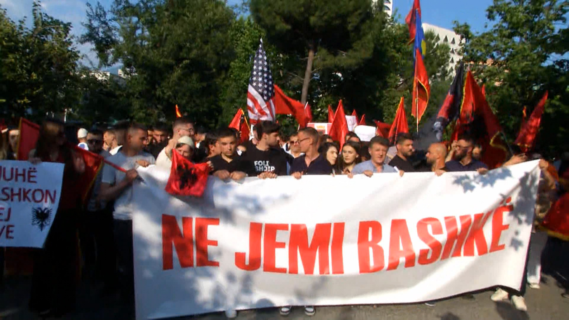  Shqiptaria është me Shkupin   Protesta në Tiranë për gjuhën shqipe  studentët marshojnë drejt ambasadës së Maqedo