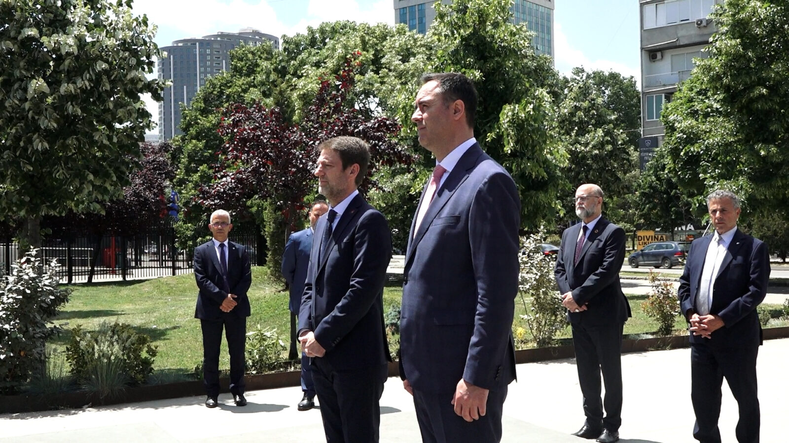 Pas takimeve zyrtare  Hoxha dhe Konjufca bëjnë homazhe te memoriali  Heroinat  në Prishtinë
