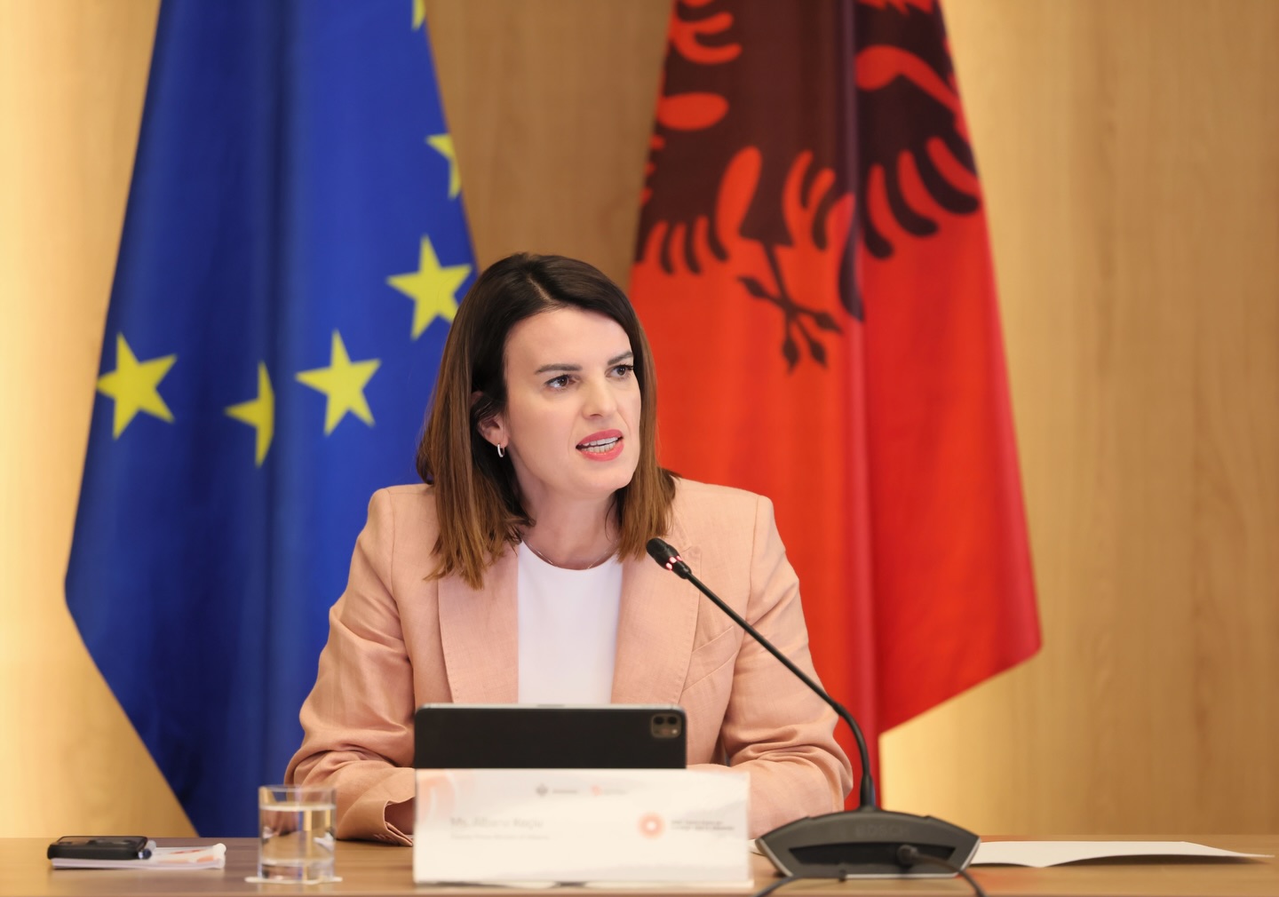 Shqipëria hyn në një fazë të re të negociatave me BE  Koçiu  Reformat dhe asistenca ndërkombëtare po afrojnë vendin dr
