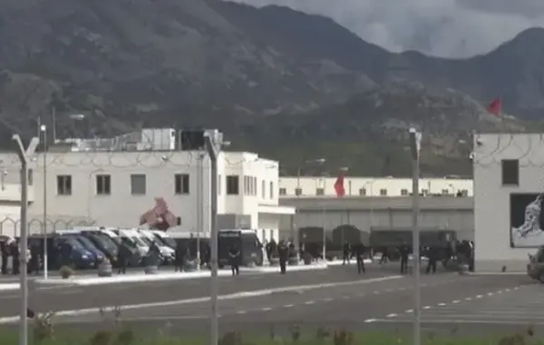 Pas pesë muajsh pezullim,