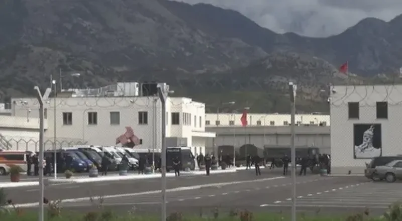 Pas pesë muajsh pezullim,