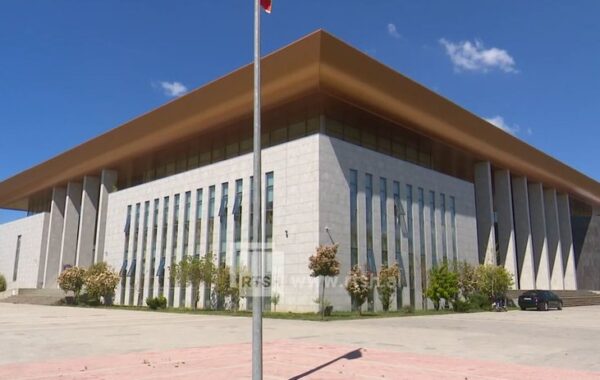 në Shqipëri