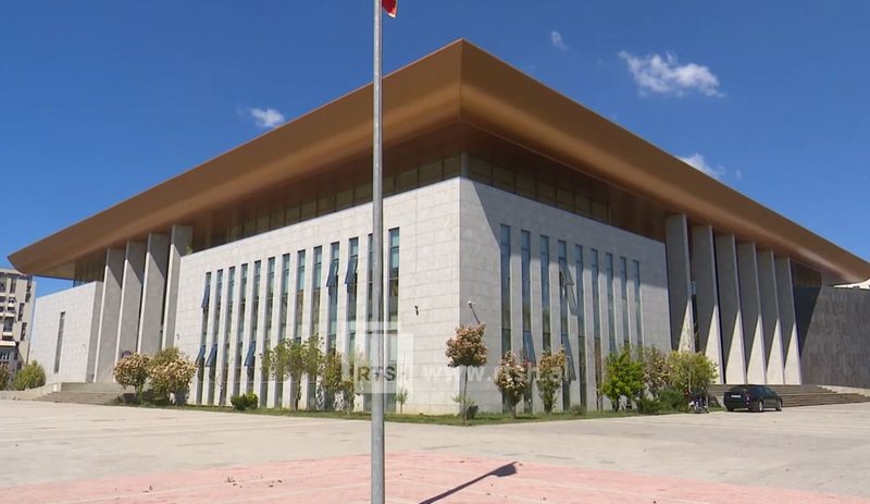 në Shqipëri