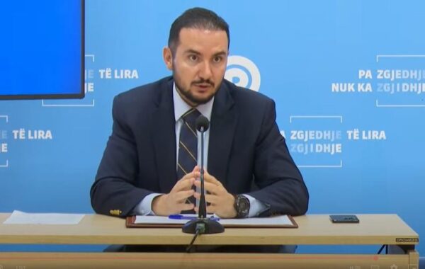 nga qendrat e votimit,