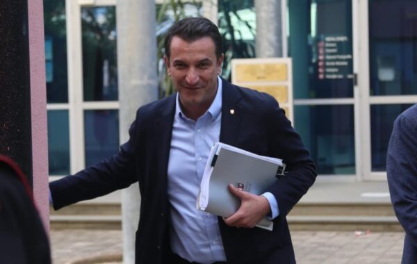e Lartë